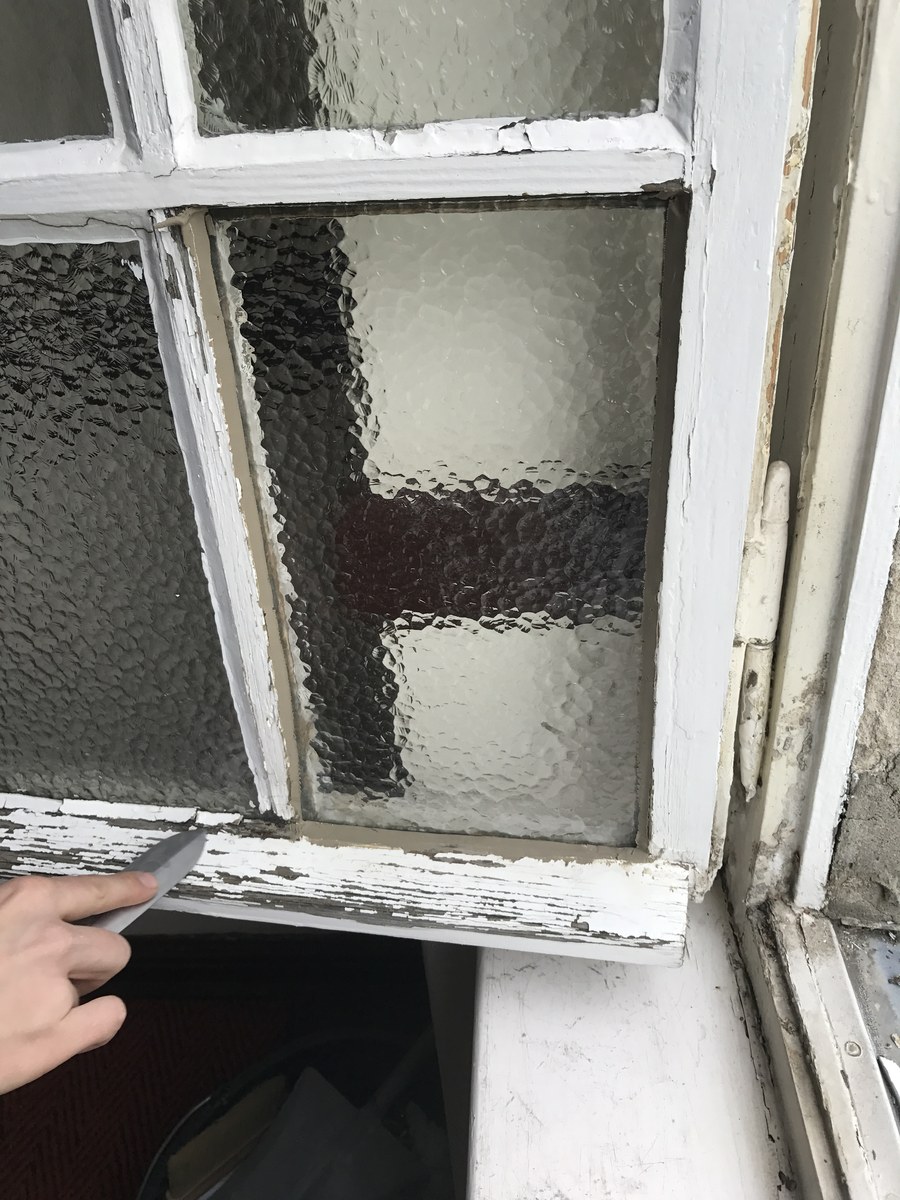 Restaurierung eines alten Fensters mit strukturiertem Ornamentglas – Handwerk aus Wandlitz