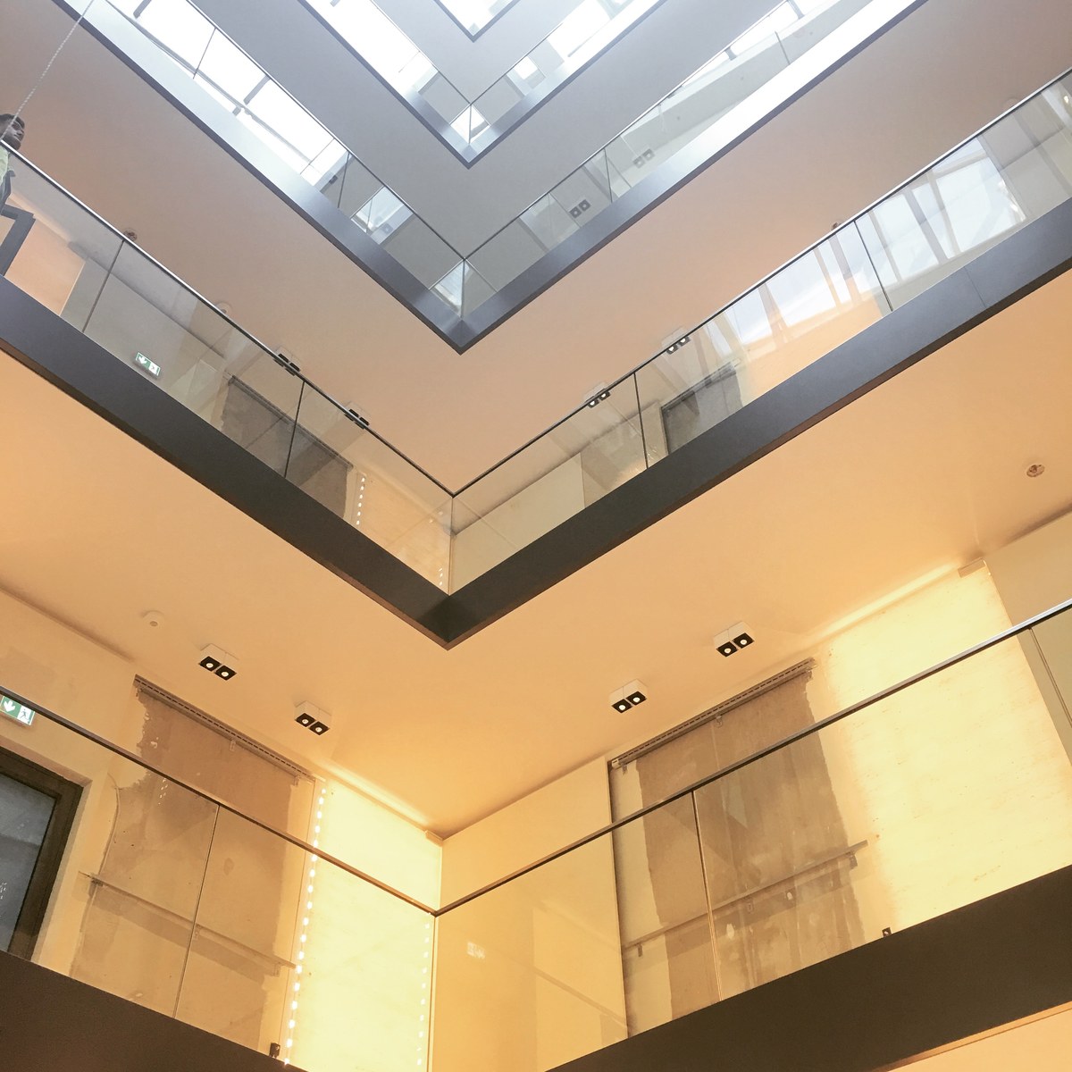 Mehrstufige Ganzglasgeländer in modernem Atrium mit Oberlicht – Auftrag Glasermeister Wandlitz