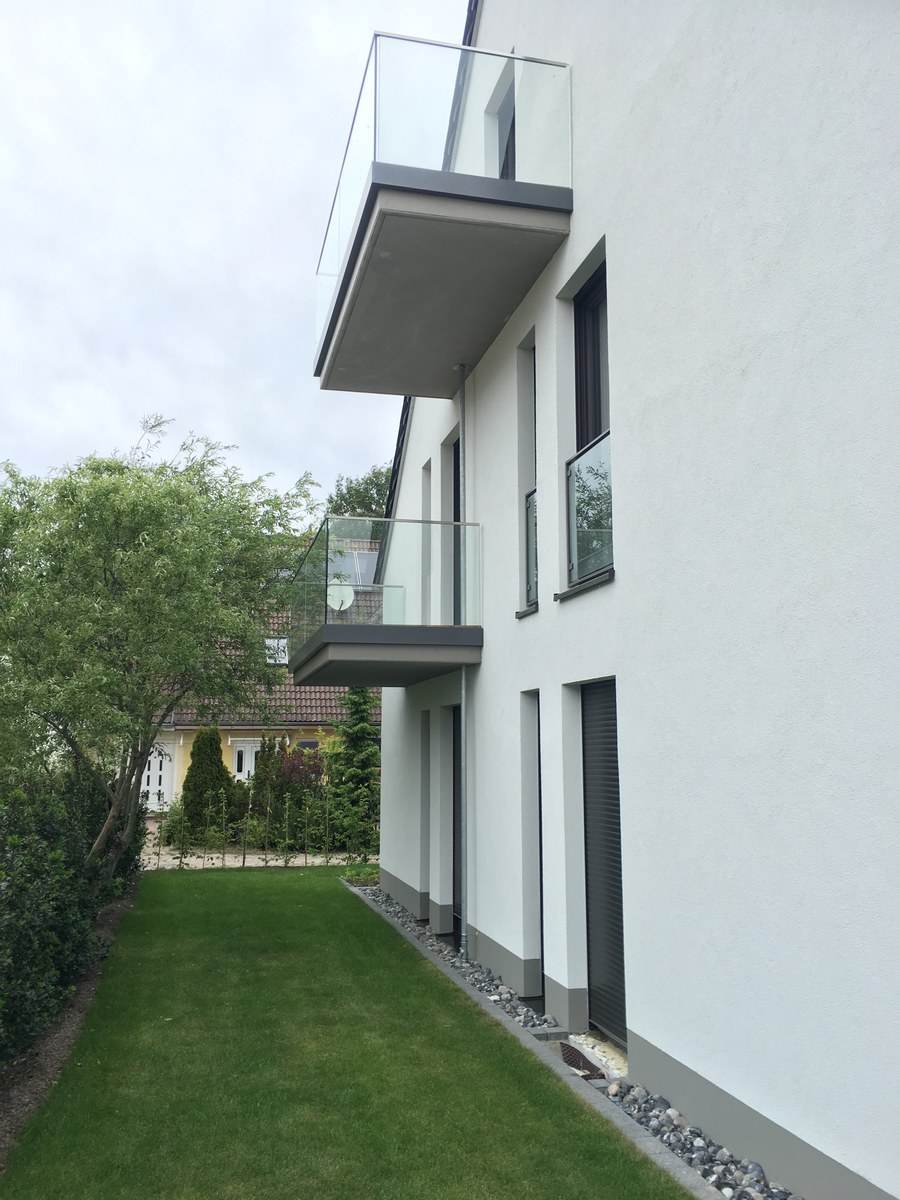Zweistöckiges Einfamilienhaus mit transparenten Ganzglasgeländern – Glasprojekt aus Wandlitz