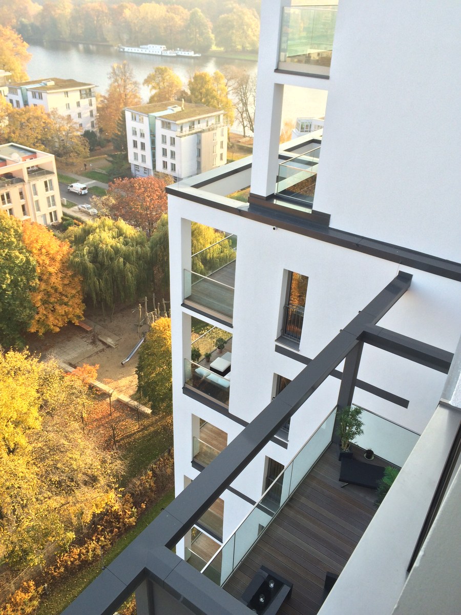 Glasbalkone mit Ganzglasgeländer an Wohnhaus mit Seeblick – realisiert vom Team aus Wandlitz