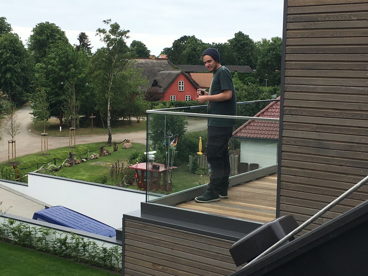 Ganzglasgeländer auf Holzterrasse eines Wohnhauses mit freier Aussicht – Montage Wandlitz