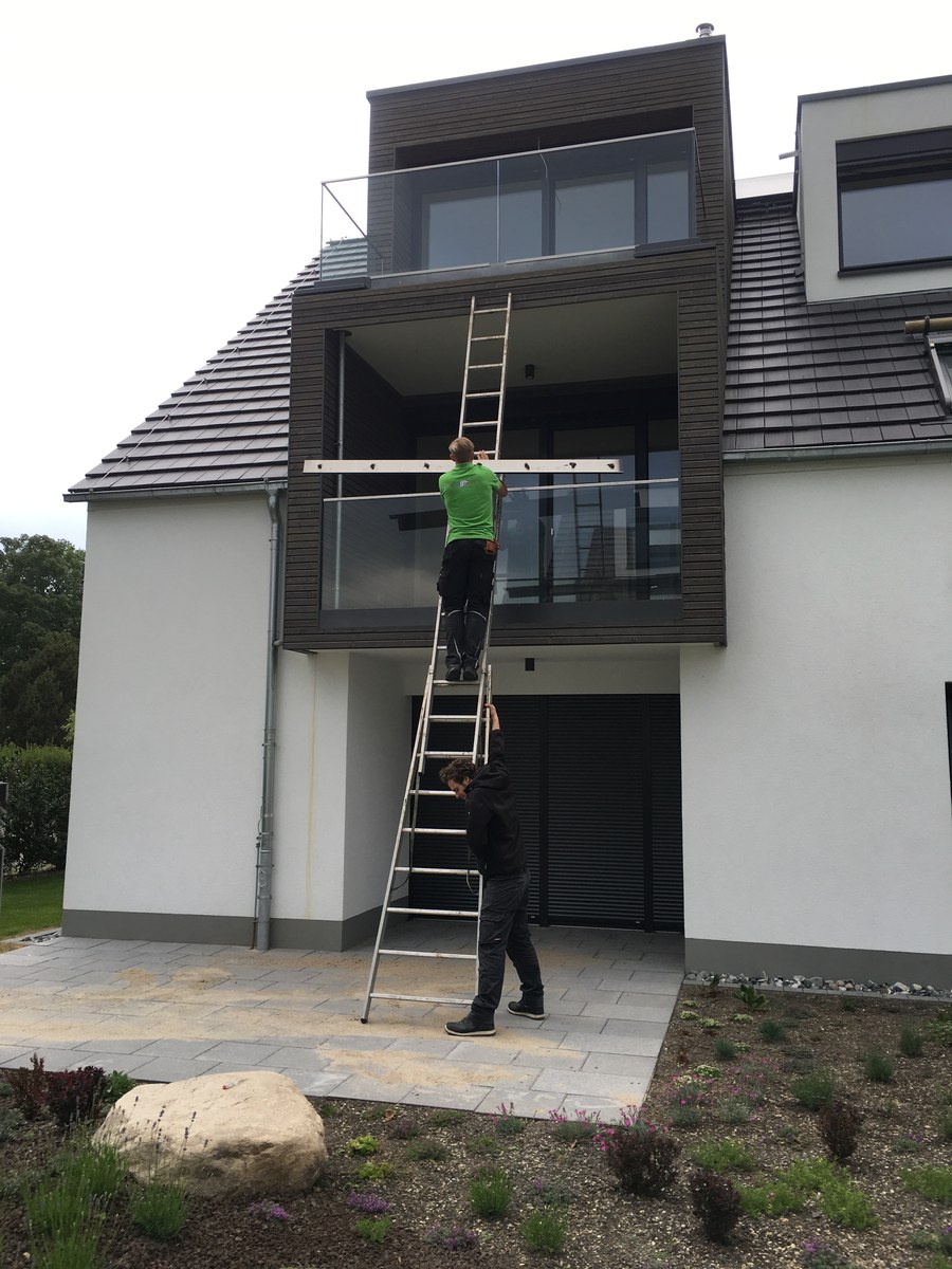 Montage eines Ganzglasgeländers an Balkon eines Einfamilienhauses – Glasermeister Wandlitz