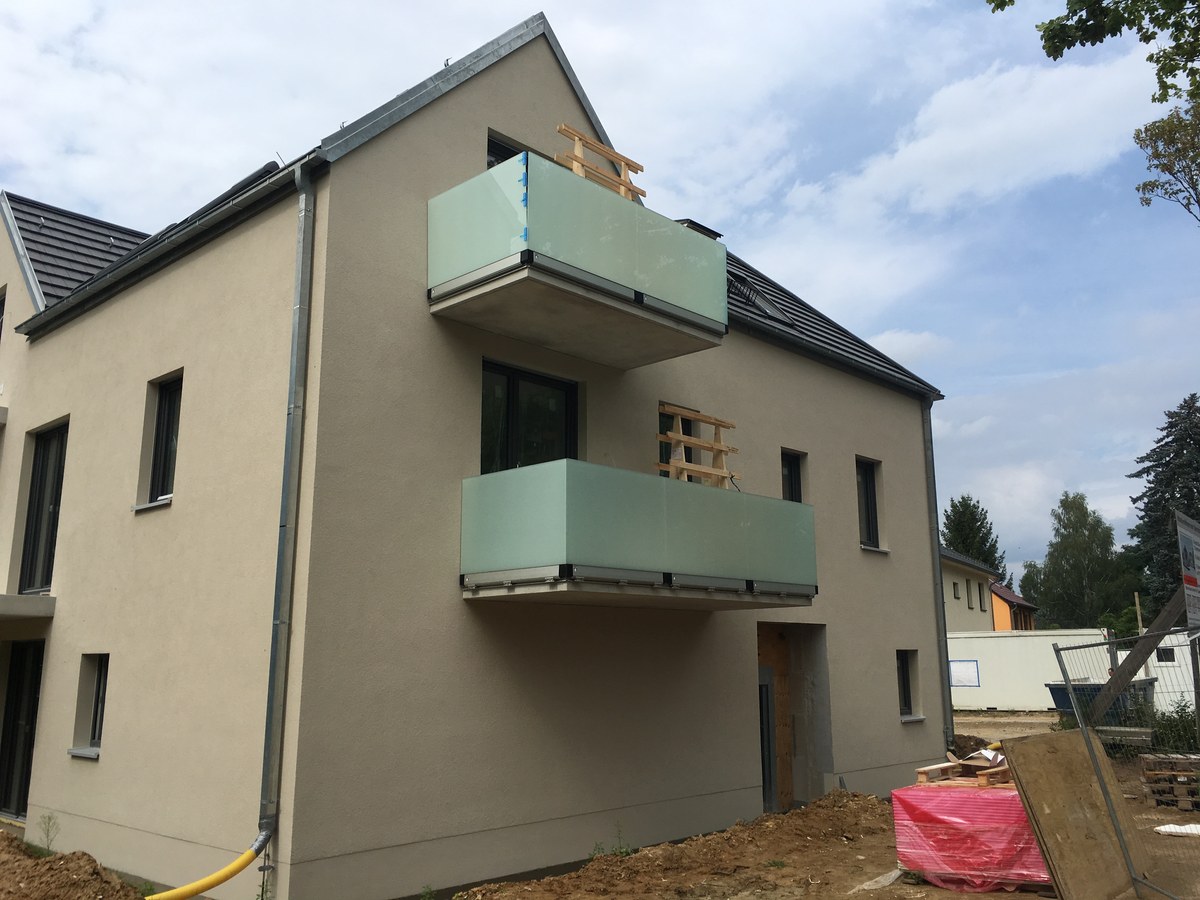 Zwei Glasbalkone mit satinierten Ganzglasgeländern an modernem Neubau – realisiert in Wandlitz