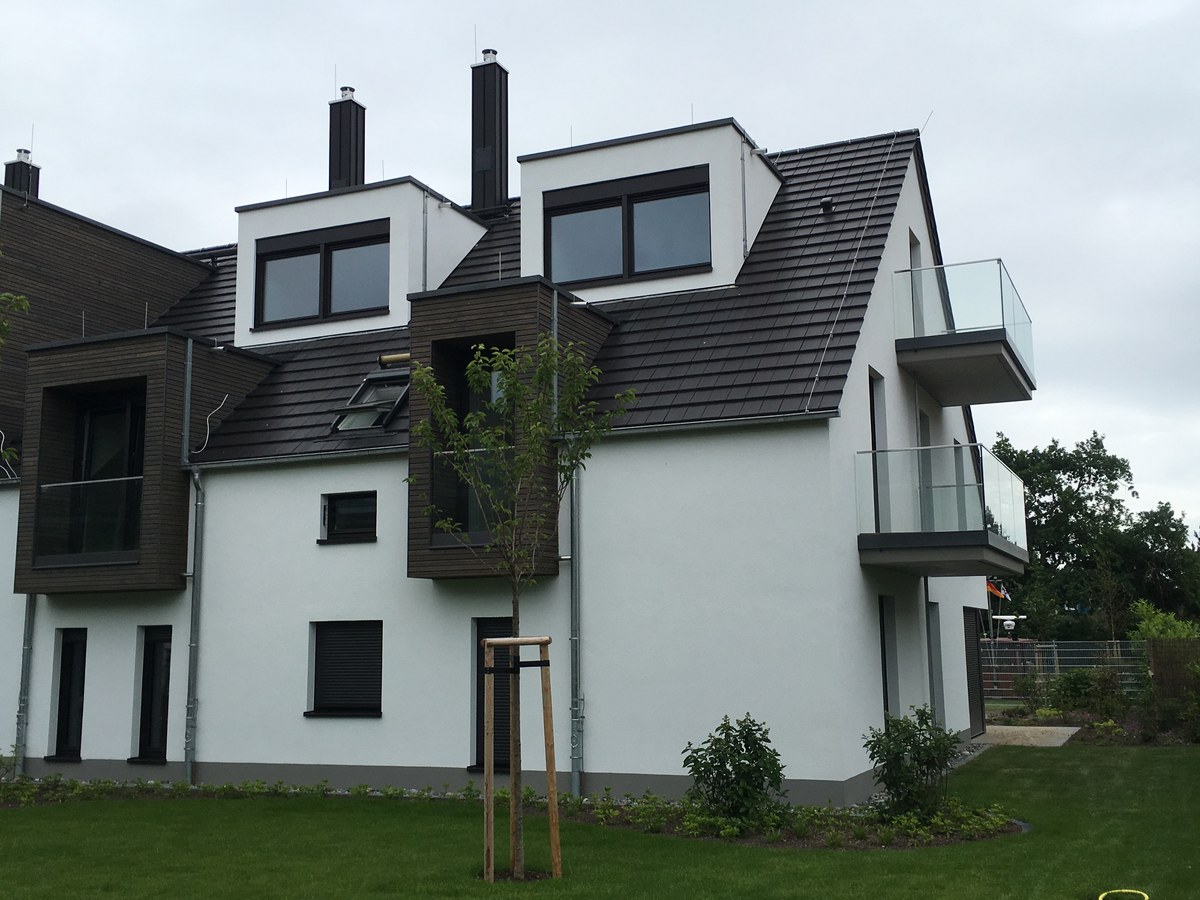 Moderne weiße Villa mit mehreren Balkonen aus Ganzglasgeländer im Garten – Auftrag Wandlitz