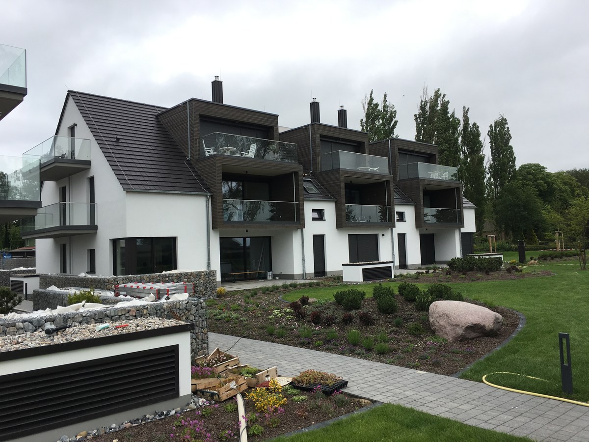 Wohnanlage mit Ganzglasgeländern und Glasbalkonen in grüner Gartenanlage, Region Wandlitz