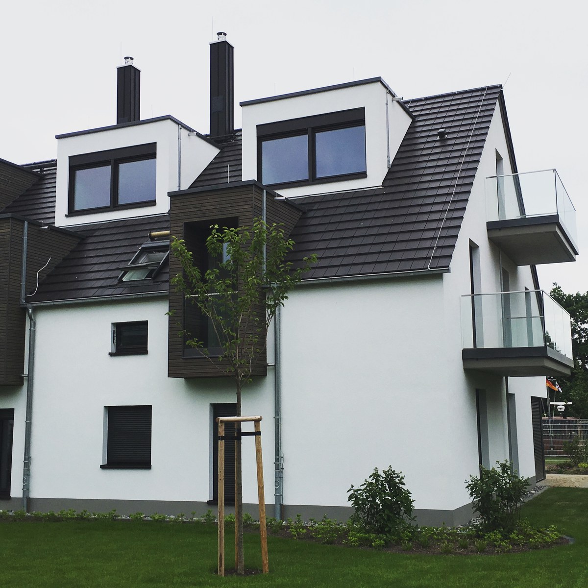 Zweistöckiges Wohnhaus mit Ganzglasgeländern und weißer Fassade – Montage in der Region Wandlitz