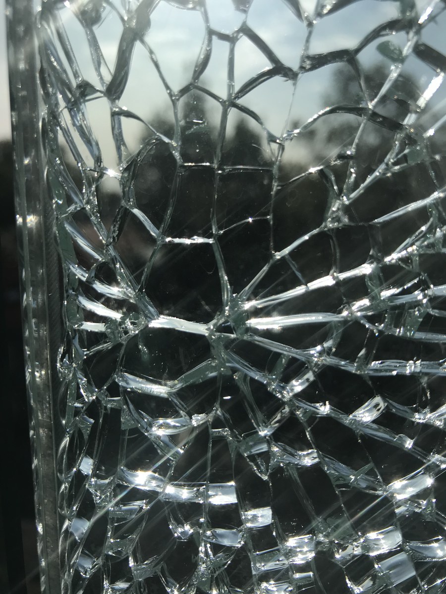 Verbundsicherheitsglas mit charakteristischem Rissmuster – Qualitätsglas vom Glasermeister Wandlitz