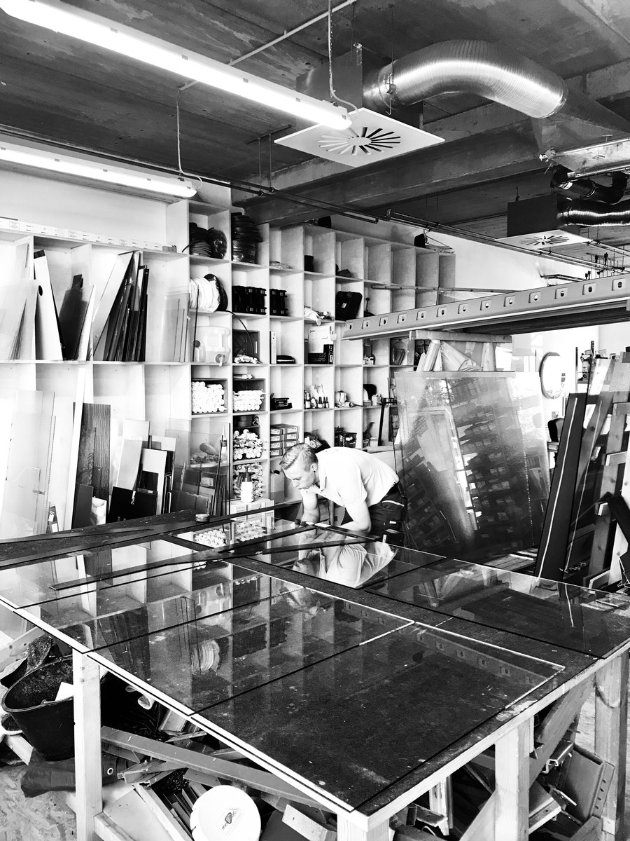Glasbearbeitung in der Werkstatt Wandlitz – Glaser bei der Montage großer Glasscheiben
