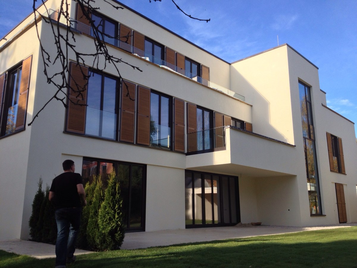 Modernes Wohnhaus mit Glasbalkonen und bodentiefen Fenstern – Auftrag aus Wandlitz