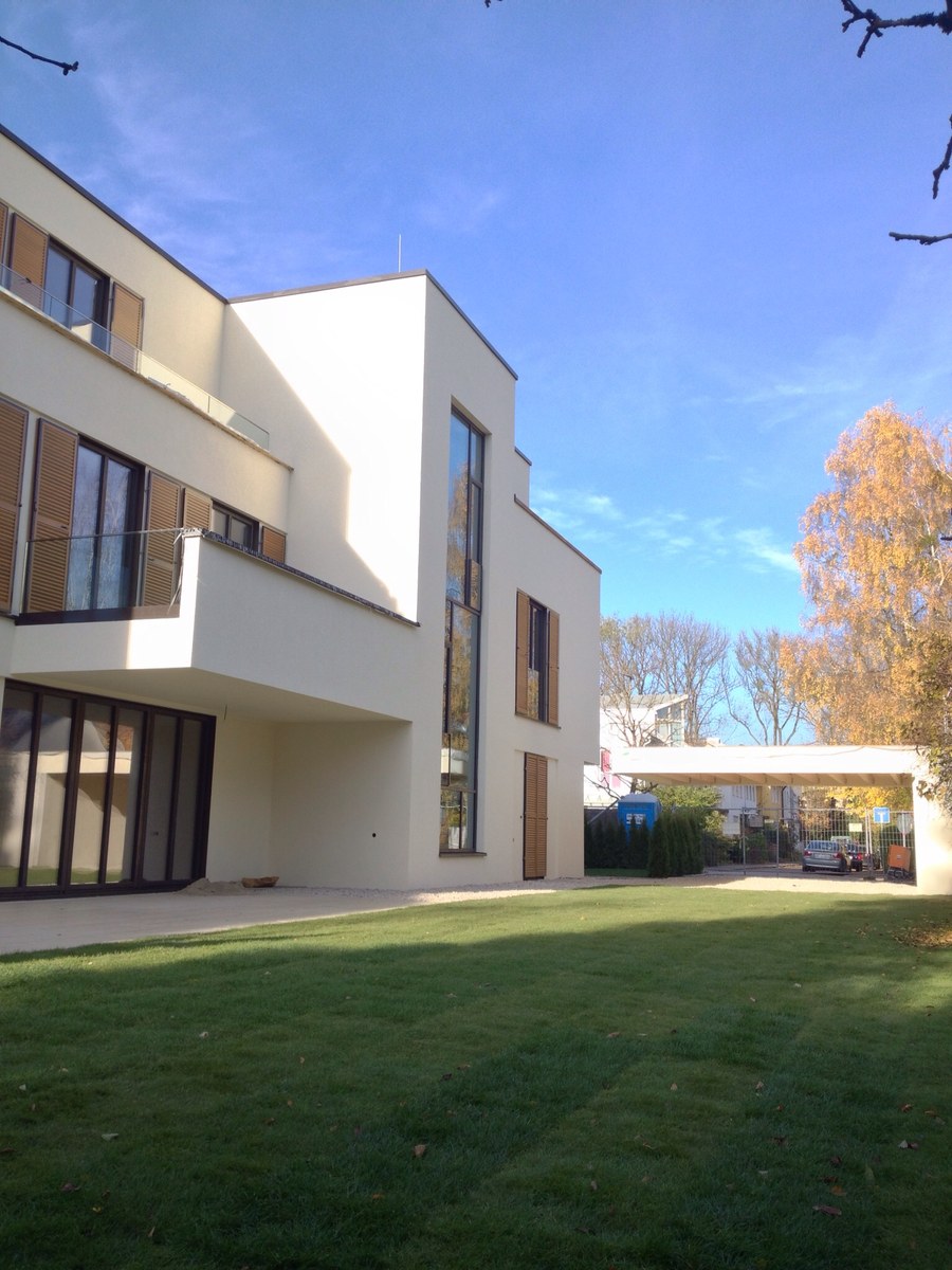 Einfamilienhaus mit Glasbalkon und großer Glasfassade – realisiert vom Glasermeister Wandlitz